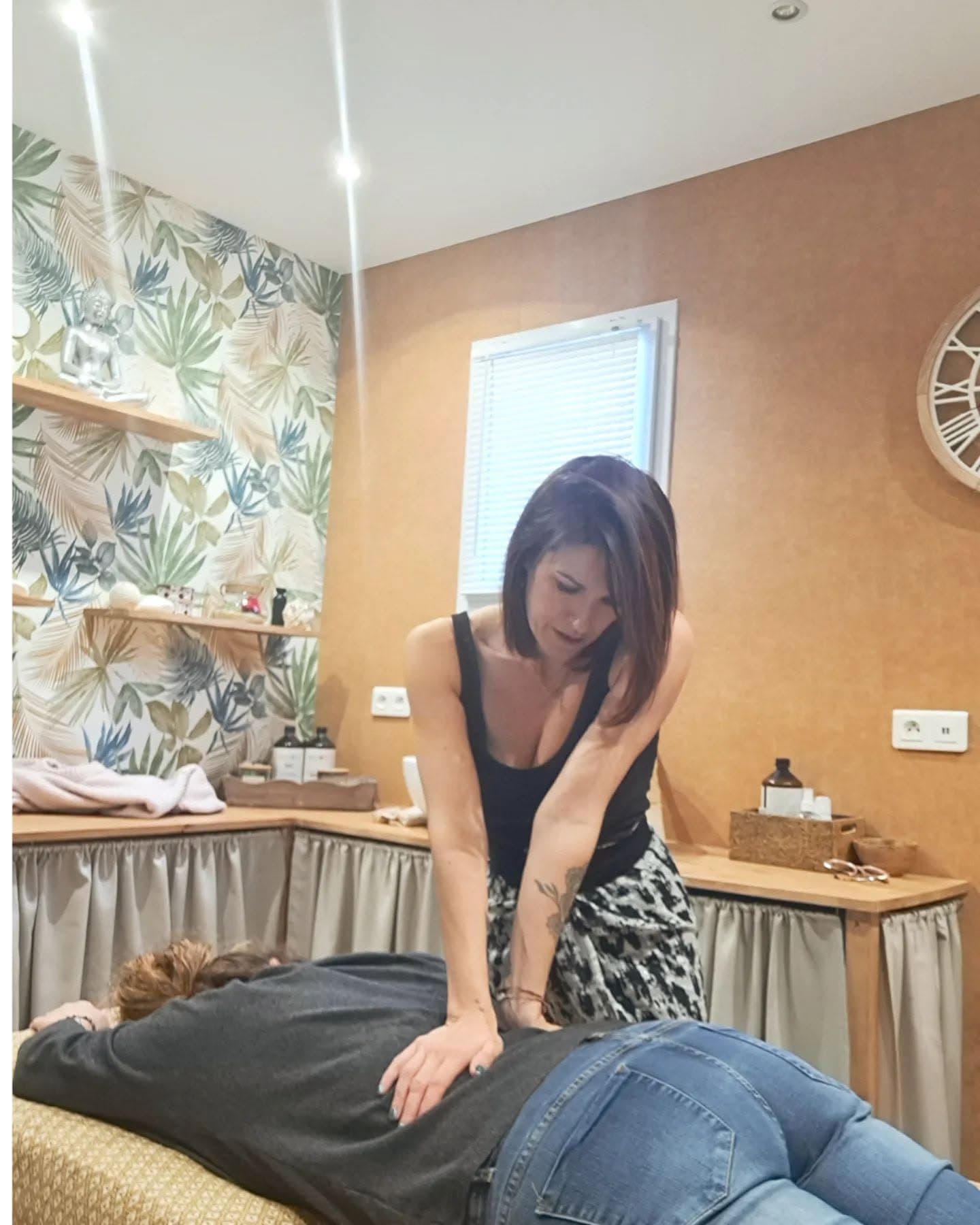Amélie praticienne Natural'l en séance de massage dans son cabinet